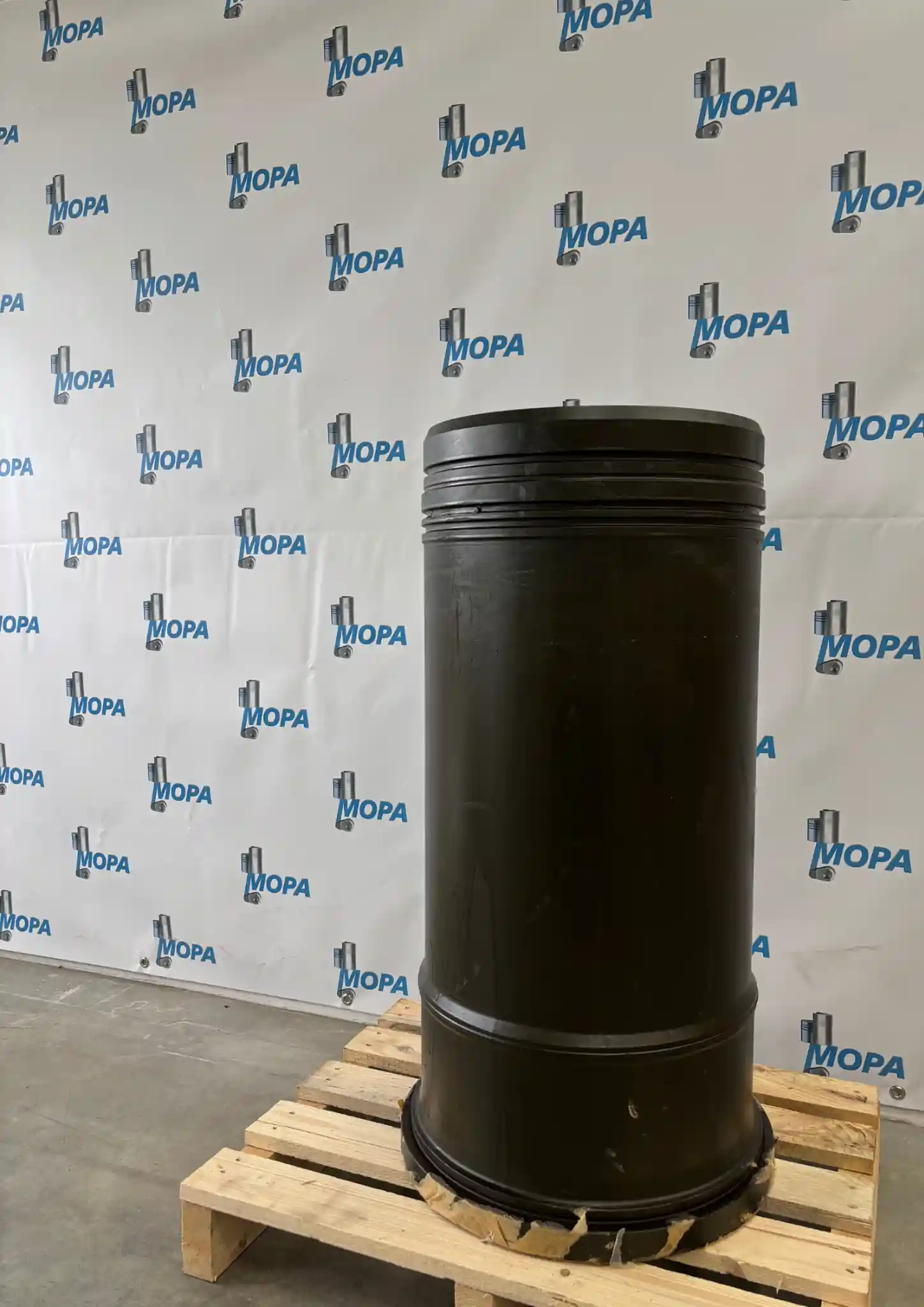 Cylinder liner 04046813 MWM Deutz on pallet